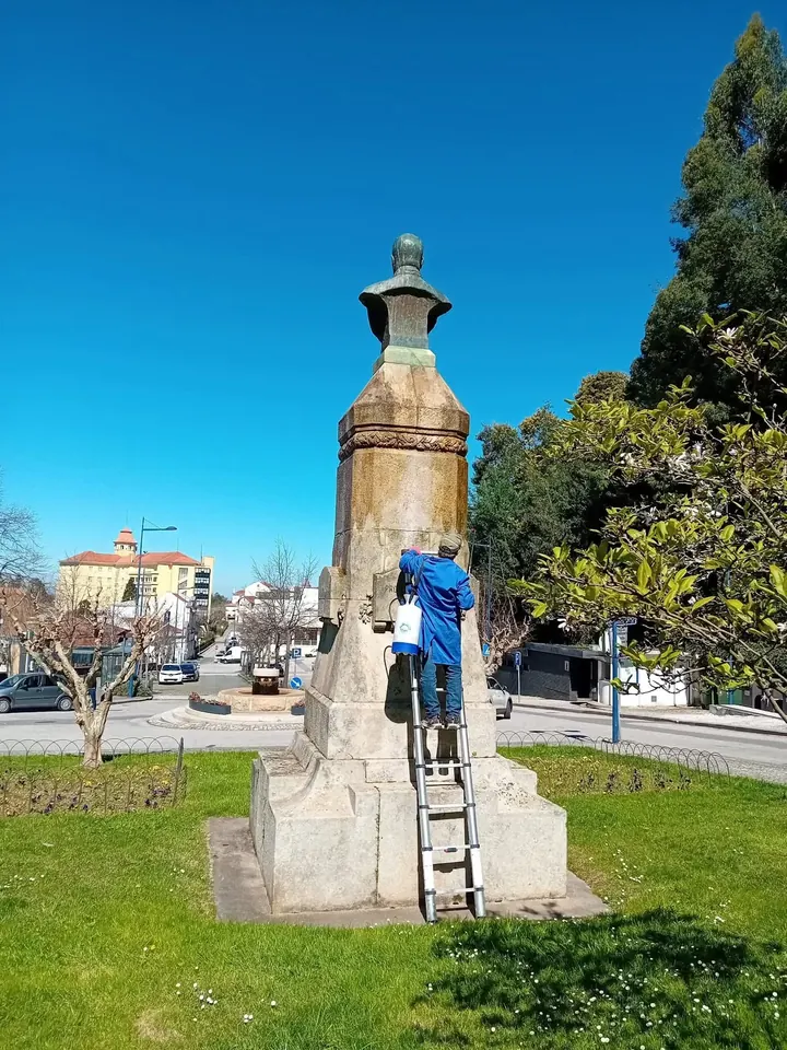 Intervenção de limpeza num monumento em pedra