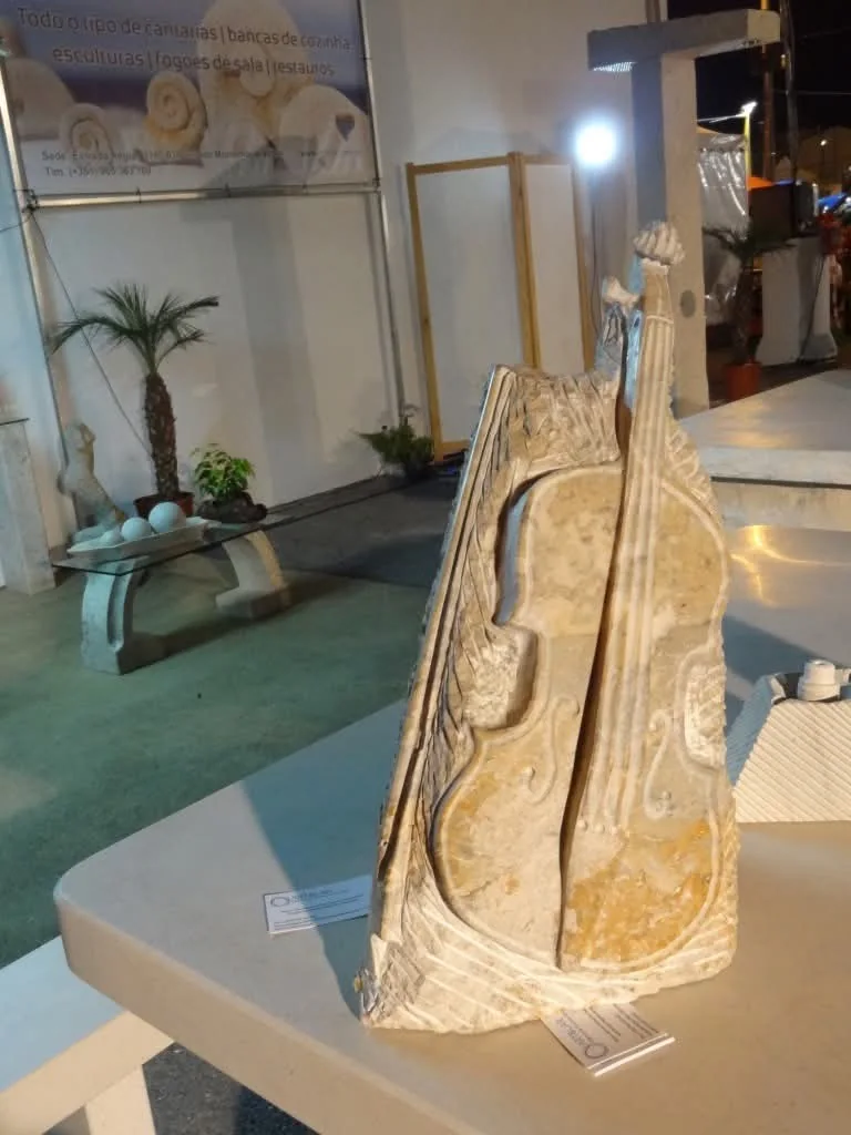 Violino em pedra